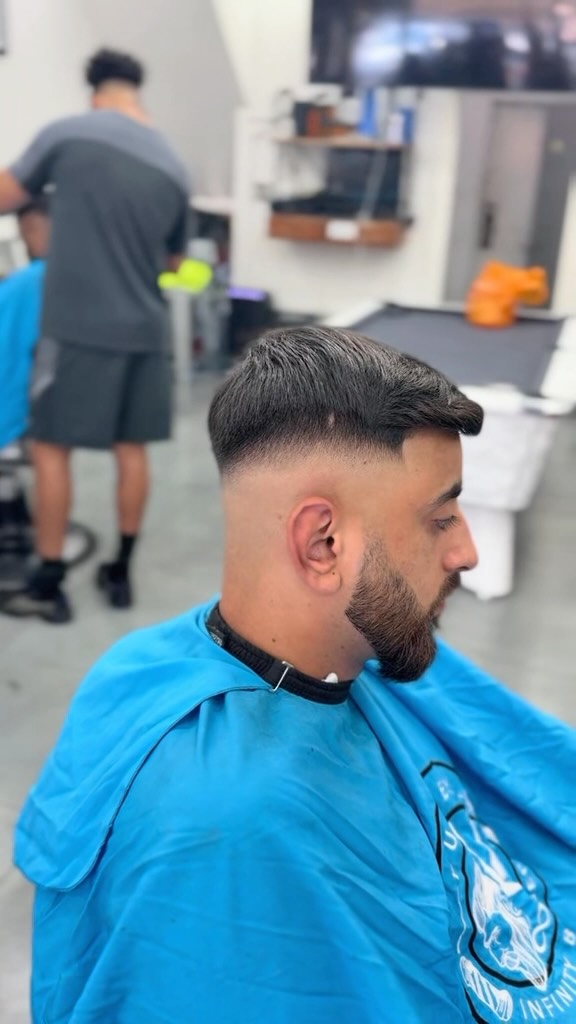 A low taper finished at the neckline