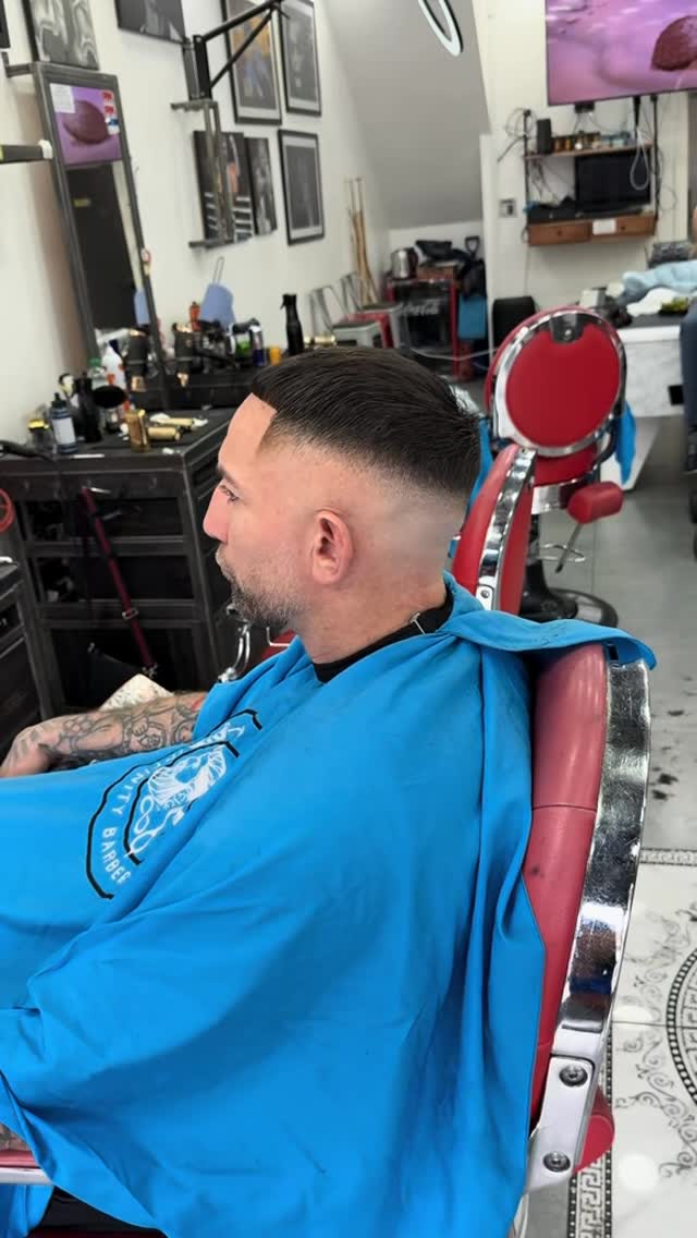A low taper finished at the neckline